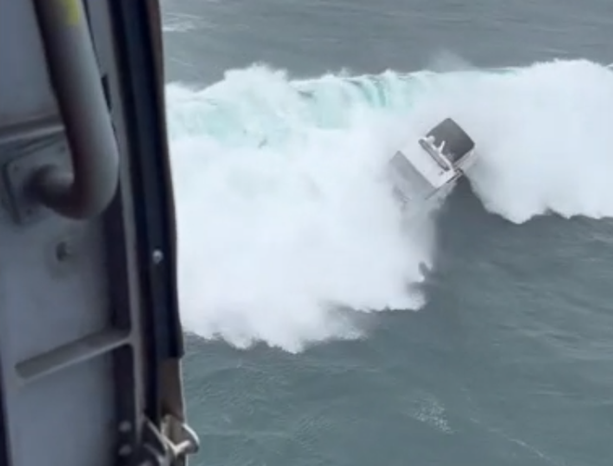 Vild video: Bølge smadrer ind i redning 