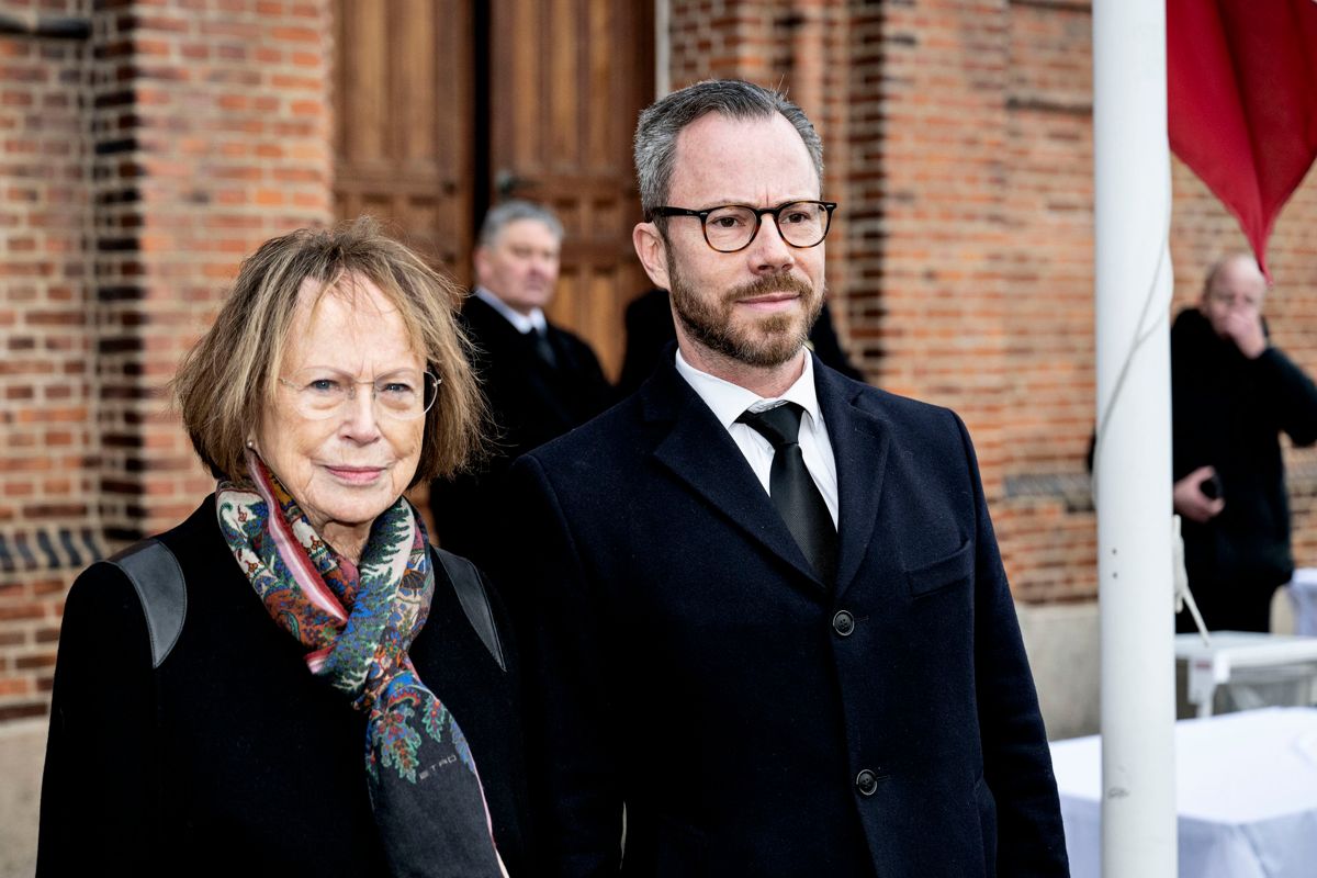 Vicestatsminister og forsvarsminister Jakob Ellemann-Jensen og hans mor Alice Vestergaard ved Lise Nørgaards bisættelse. Journalist og forfatter Lise Nørgaard bisættes fra Sankt Pauls Kirke i København, lørdag 14. januar 2023.