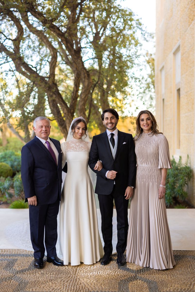 Brudeparret ses her flankeret af Jordans kong Abdullah og dronning Rania