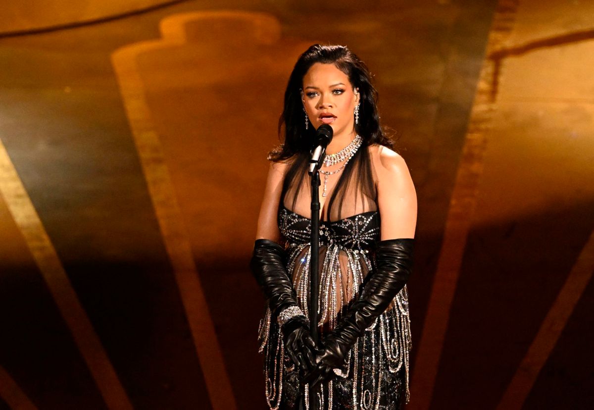 Rihanna, i et noget mere løst outfit og med håret slået ud, på scenen ved søndagens Osacar Awards.