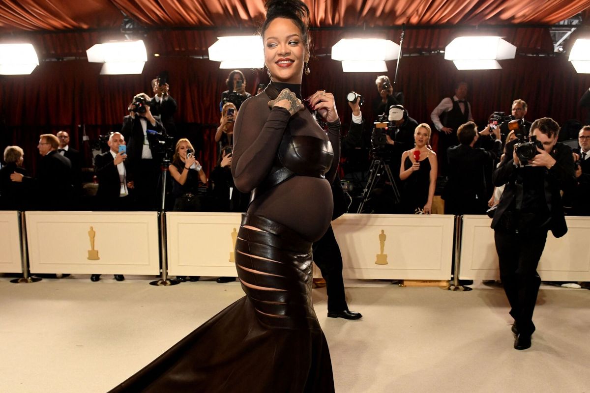 Rihanna på den champagnefarvede løber ved søndagens Oscar Awards.