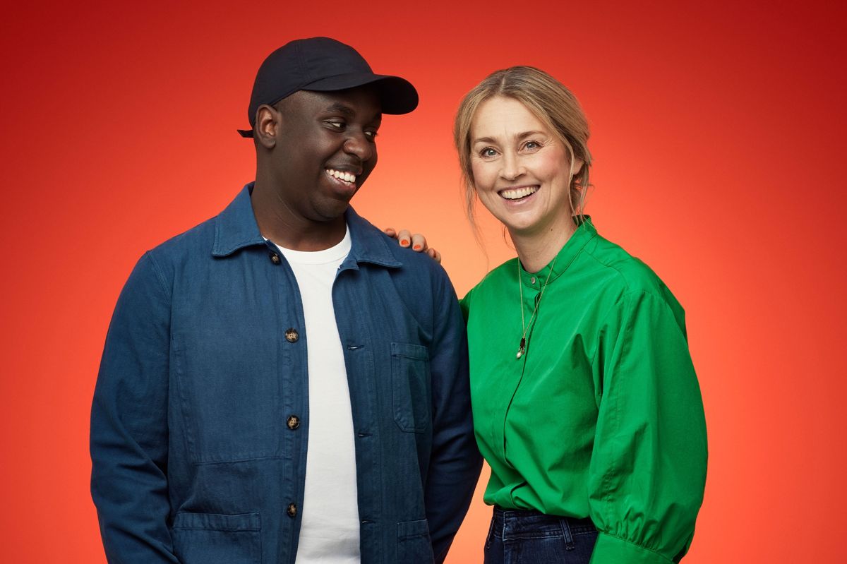 Komikeren Melvin Kakooza og den tidligere danske badmintonstjerne Camilla Martin guider publikum og seere gennem aftenen ved indsamlingsshowet "Alle vores børn", der sendes på TV 2 den 15. april. (PR-foto).
