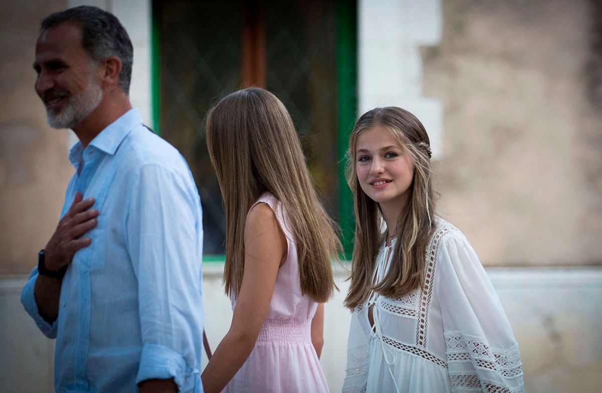 Kronprinsesse Leonor, til højre, ses her sammen med kong felipe og sin yngre søster prinsesse Sofia.sin far