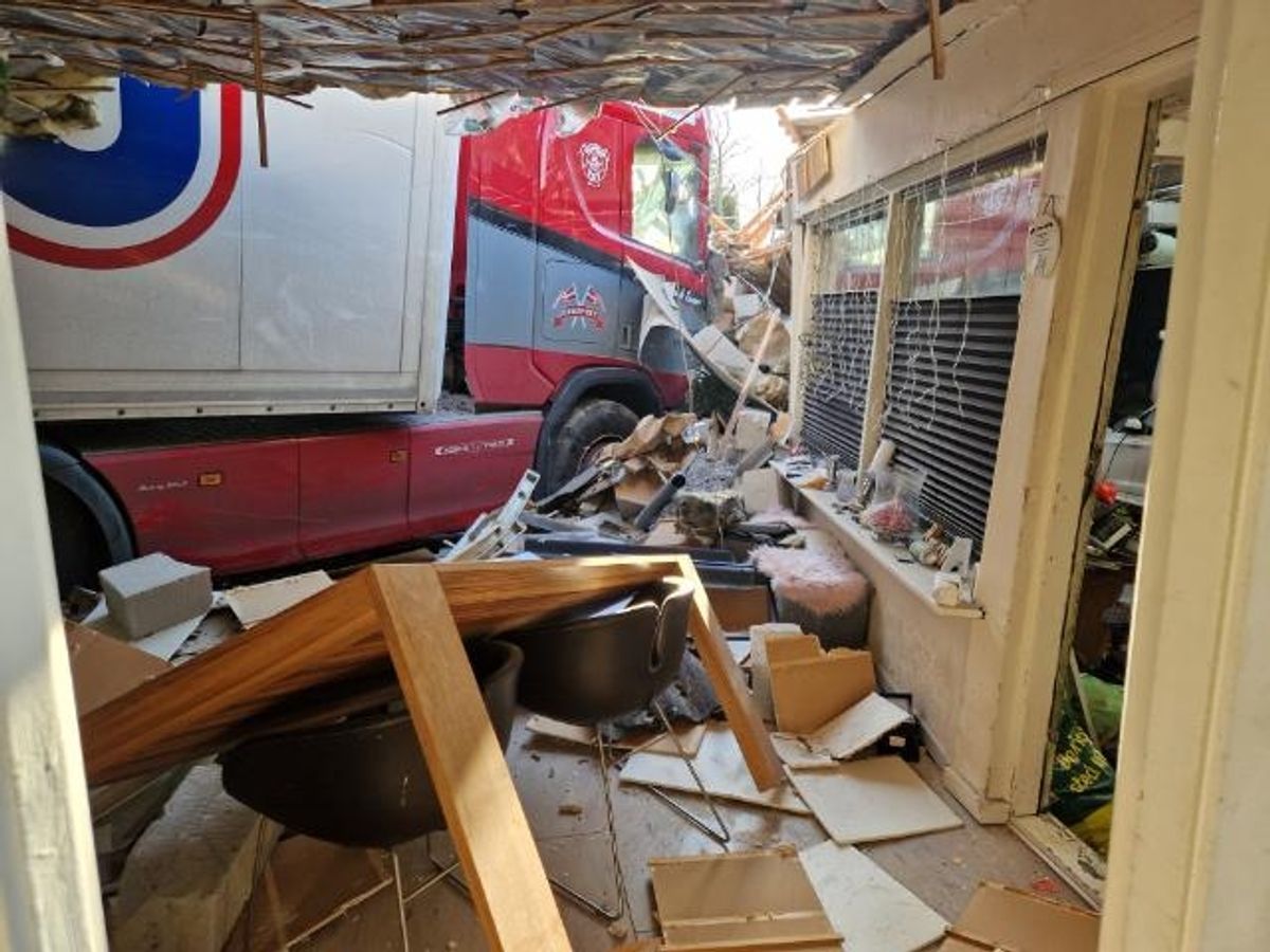 Rema 1000-lastbilen bragede ind i familiens hus og endte i soveværelset.
