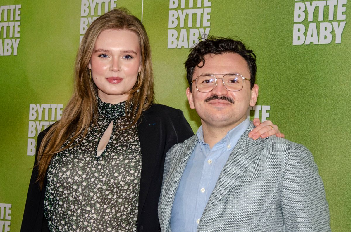 Umut Sakarya er overrasket over, hvor meget en video om flæskesvær har fænget ude i den store verden. Han var ledsaget af kæresten Johanne til premiere på ’Bytte Bytte Baby’, og de satser på at flytte ind i familiens kolonihavehus til påske.