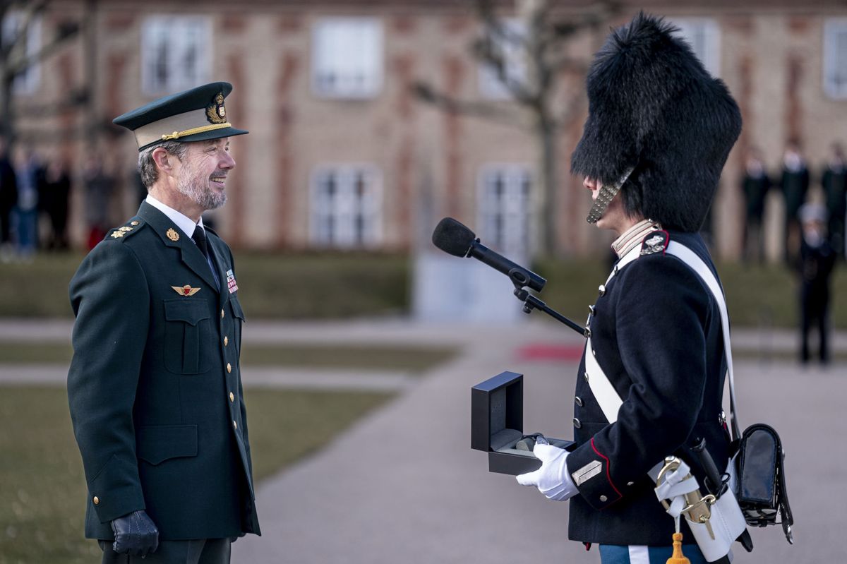 Kronprins Frederik overværer Urparade og overrækker Dronningens Ur på Livgardens Kaserne i København til Mads Karrebæk Mortensen onsdag den 15. marts 2023. Det er første gang, at kronprinsen overrækker Dronningens Ur. Dronningen er sygemeldt efter en rygoperation.