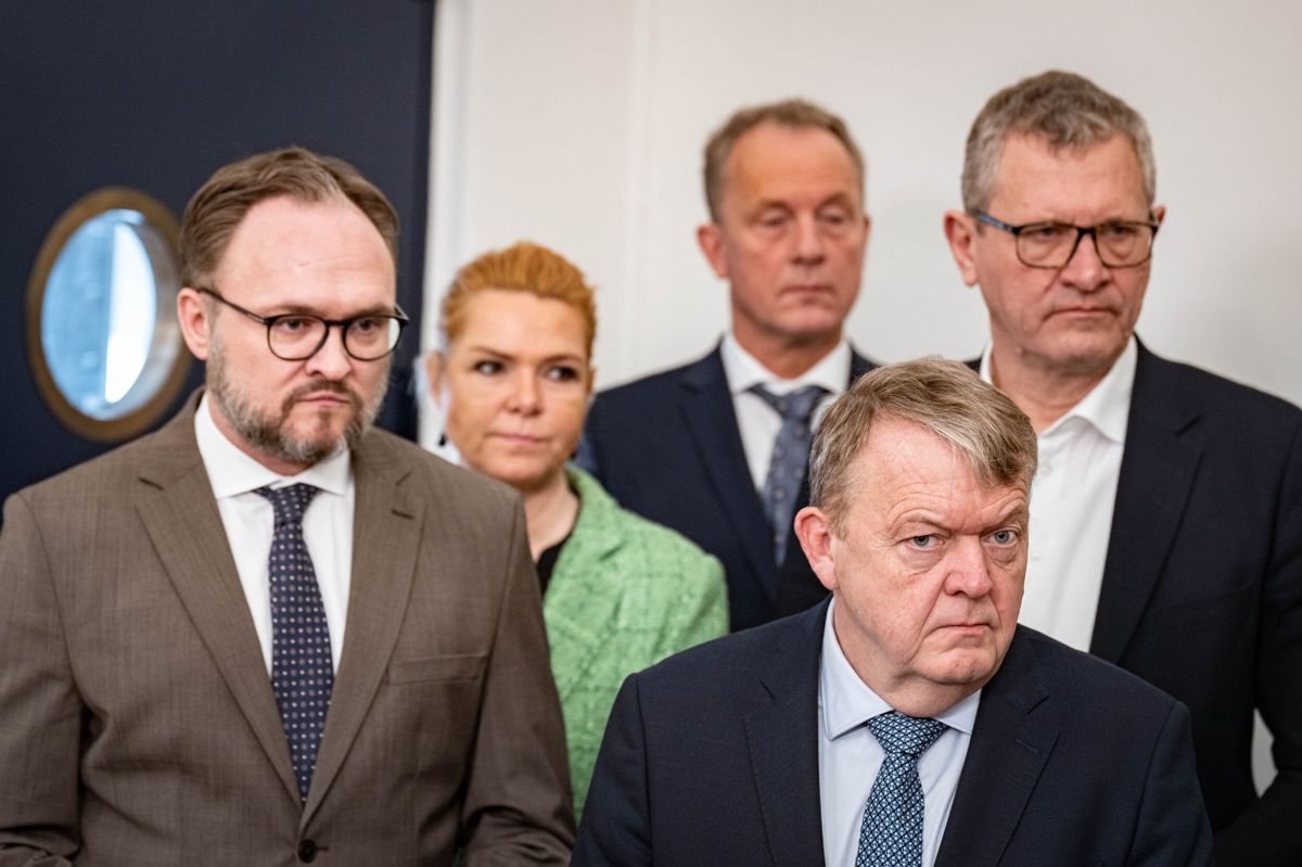 Udenrigsminister Lars Løkke Rasmussen (M) var træt af at svare på spørgsmål om Jon Stephensen, da han onsdag var med til at præsentere en Ukraine-fond i Finansministeriet: "Bruger du denne her lejlighed til at stille det spørgsmål? Det synes jeg, er fuldstændig perspektivløst og pinligt for dansk presse. Vi står her, fordi der er krig i Ukraine og lancerer en milliardfond".