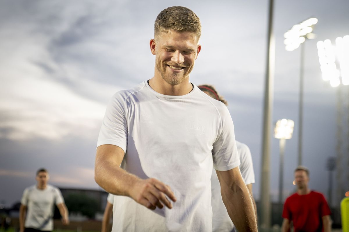 Andreas Cornelius, der 16. marts fylder 30 år, under træning ved VM i Qatar i 2022.
