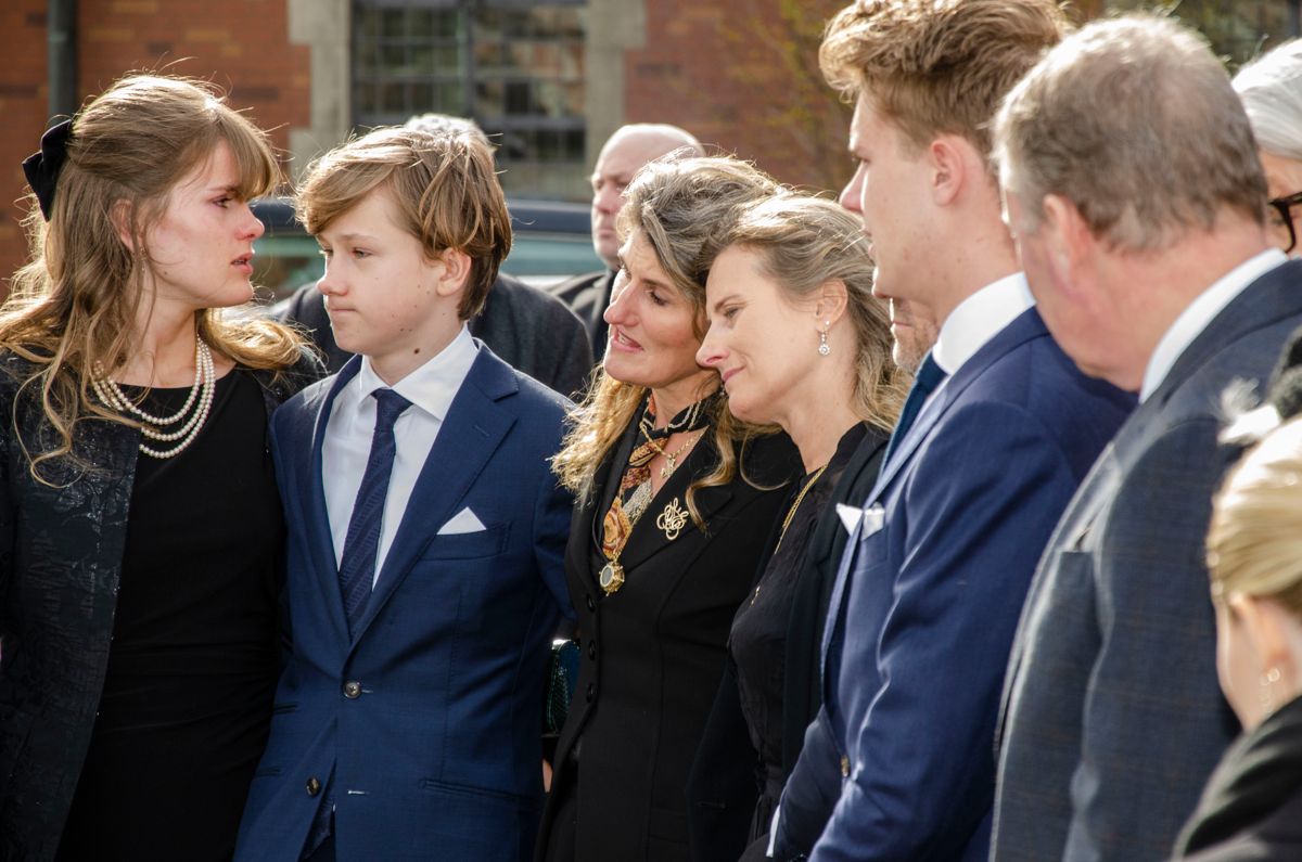 Børn og børnebørn siger farvel inden rustvognen blev kørt til Hellerup Kirkegård.