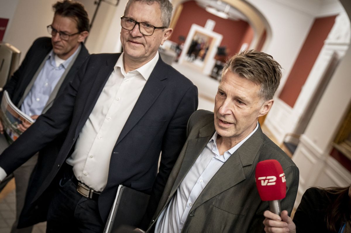 Jon Stephensen (M, th.) bekræfter, at det er hans stemme, man hører på en lækket lydfil. men han afviser fortsat at have forfalsket en underskrift. (Arkivfoto)