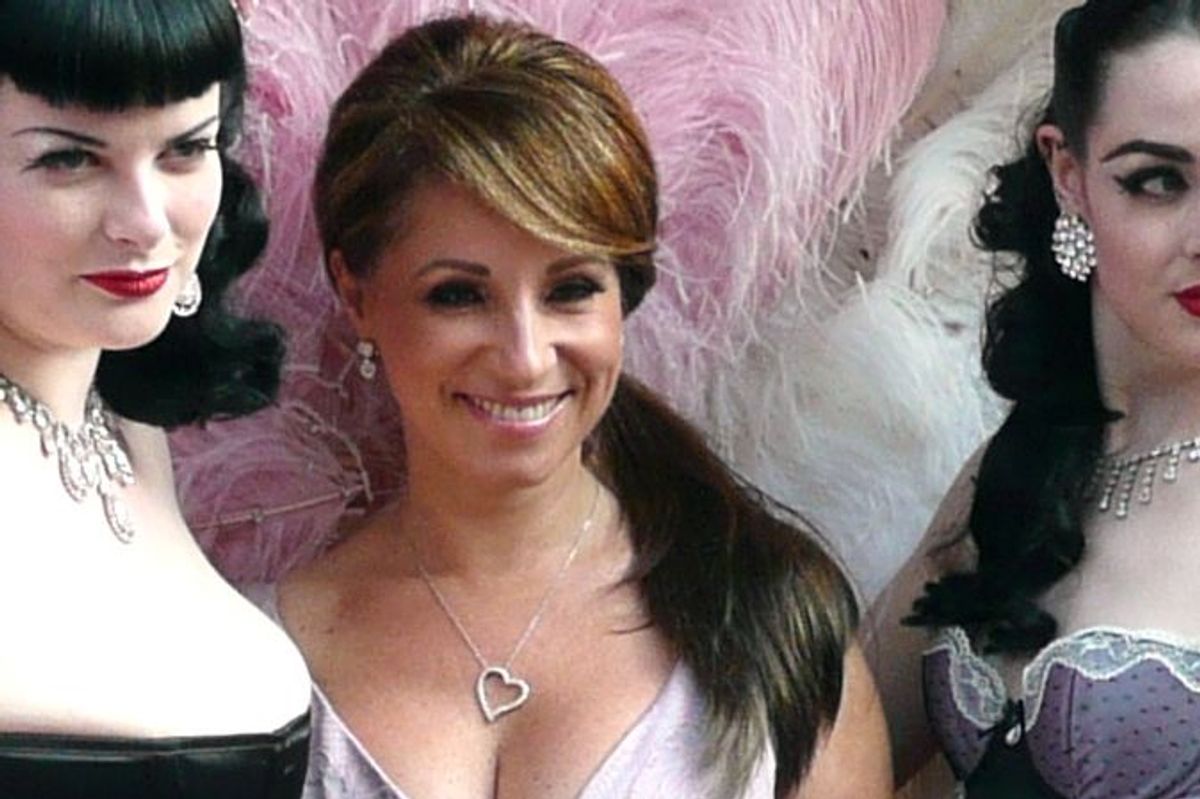 Jacqueline Gold ses her i midten af billedet.