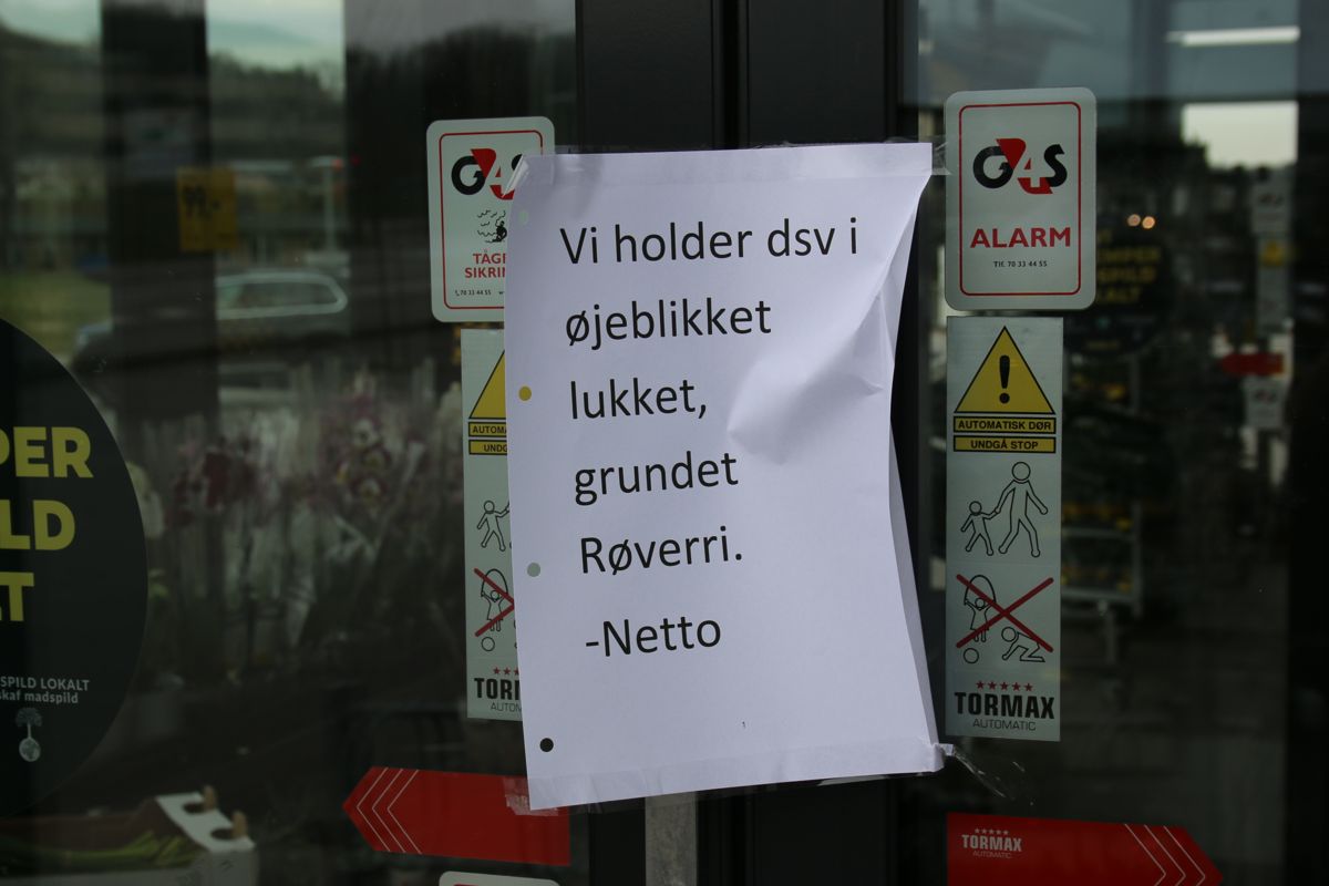 Denne seddel i døren er kunder til netto i Aabenraa blevet mødt af siden fredag middag, hvor butikken var udsat for et røveri.