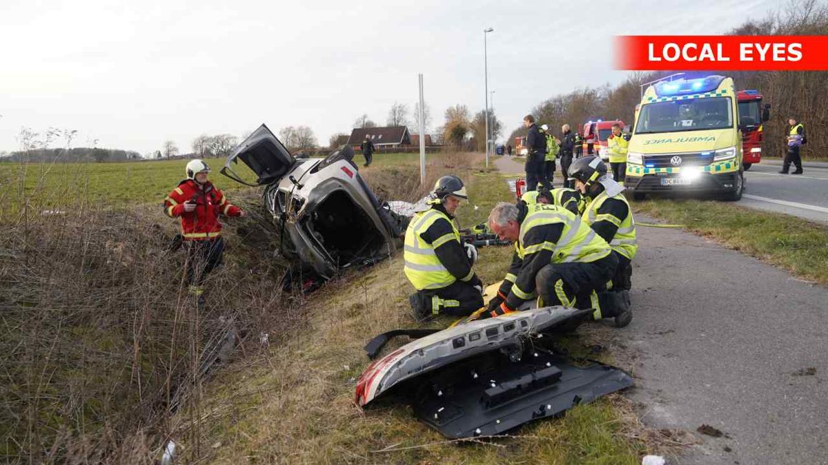 Den 49-årige kvinde blev ved ulykken alvorligt kvæstet. Bilen hun kørte i er helt smadret.