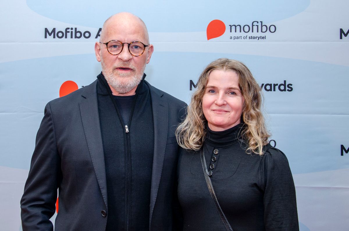 Lars Bom og den 11 år yngre kontrabassist Eva Malling har været kærester i seks år efter hans skilsmisse fra Birgit for ti år siden. Med sidstnævnte har han tre voksne døtre.