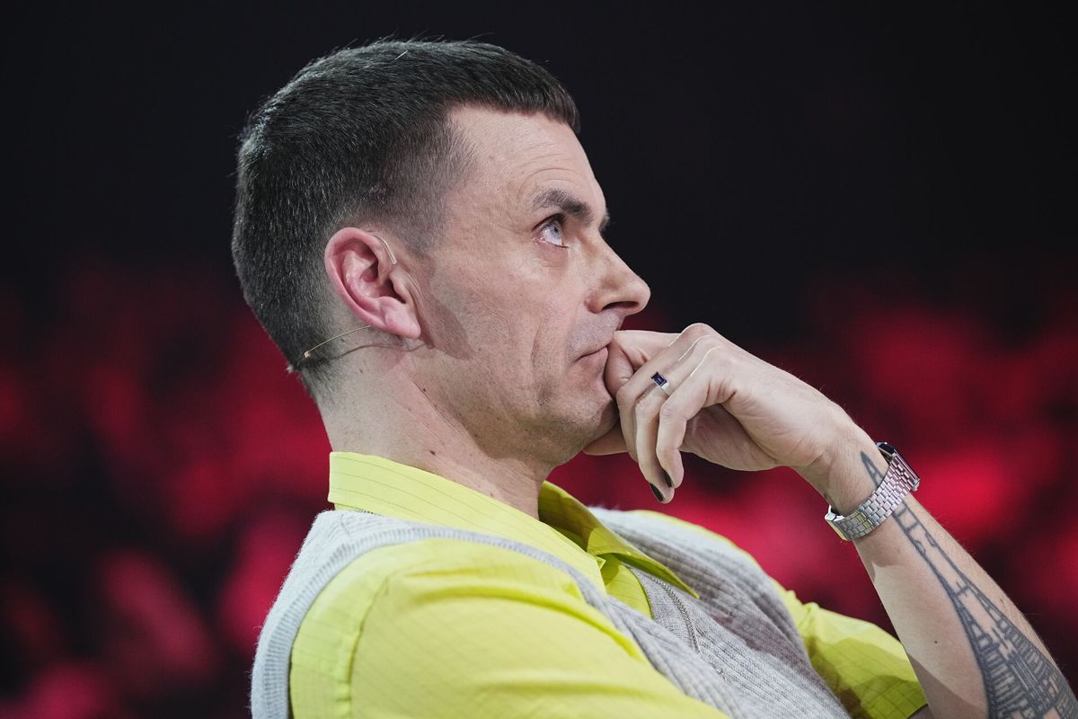 Simon Kvamm skulle vælge hvem, der fredag havde sunget sin sidste sang i årets X Factor - Clara Nedergaard eller Nambahlou.