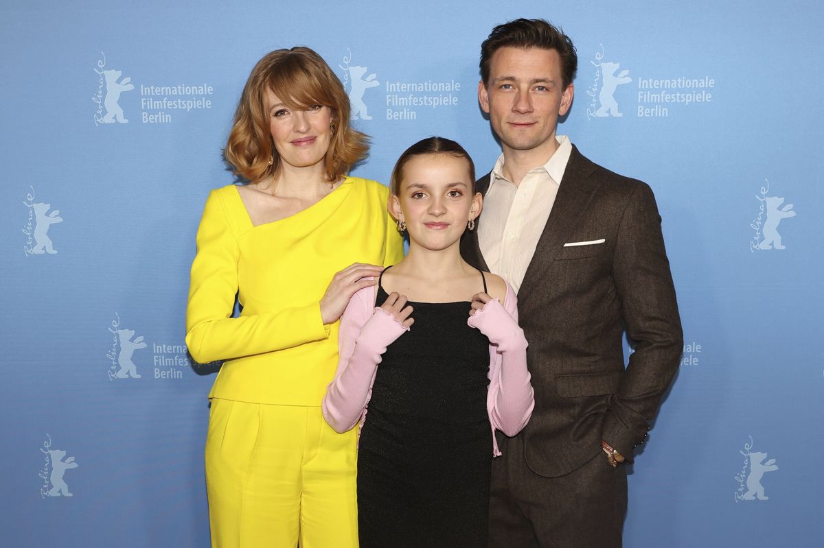 I "Agent" spiller Julie Agnete Vang rollen som Hannah, der er ekskone til hovedkarakten Joe, der spilles af Esben Smed, og mor til Talullah, der spilles af Selma Sol í Dali Pape. Her ses de alle tre på den røde løber, da serien fik premiere ved Berlinalen i februar. (Arkivfoto).