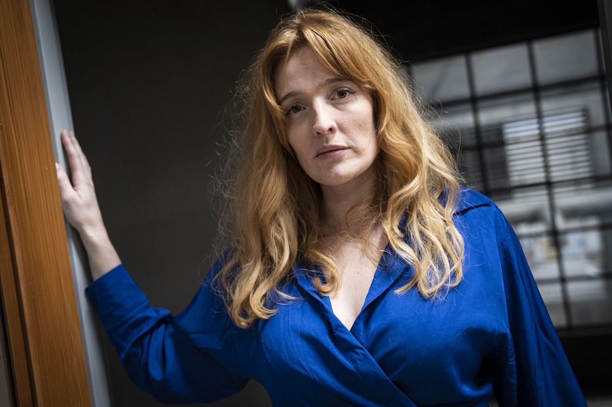 - Jeg har ofte ved teatret fået rigtig mange sjove roller. Men jeg har egentlig altid undret mig over, at jeg bliver placeret i det. Jeg synes, at jeg bedre formår at få løst det dramatiske, siger Julie Agnete Vang, der er aktuel i dramakomedieserien "Agent".