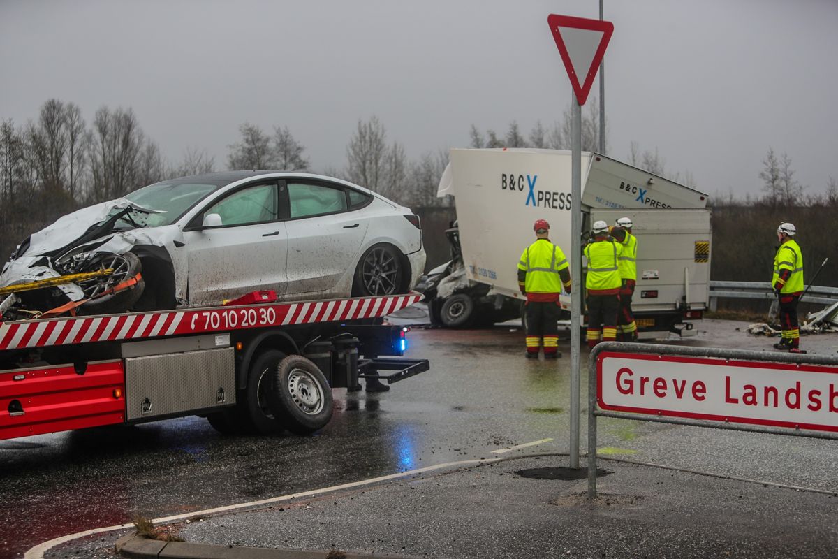 En bilist overså formentligt en rundkørsel og fortsatte i hvert fald henover den.