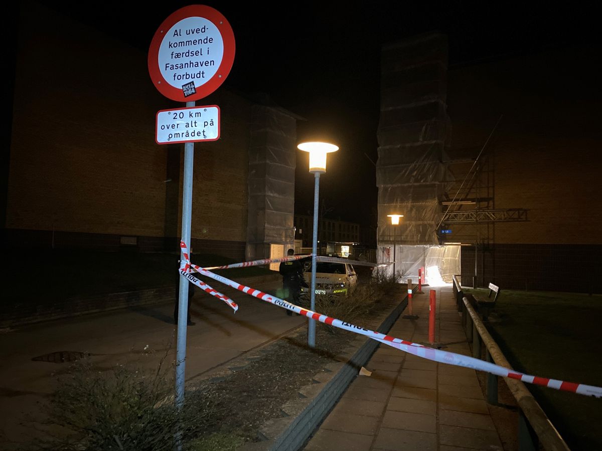 En 56-årig mand døde som følge af fire knivstik, hvoraf tre var i brystet.