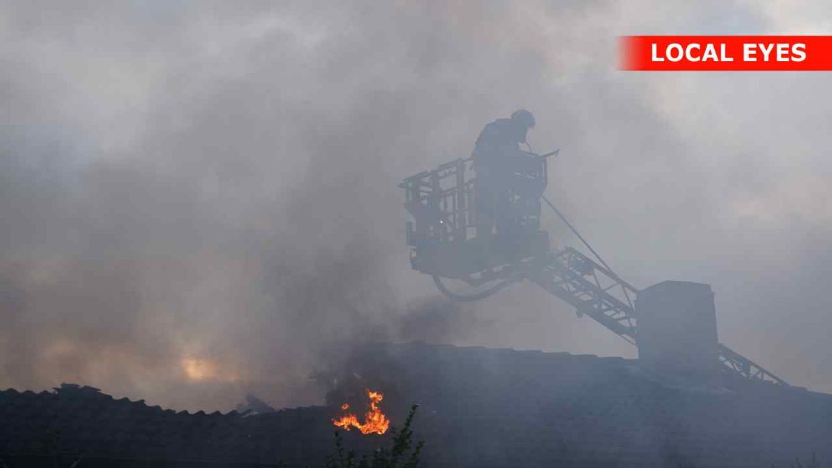 Flammerne stod op fra taget da brandfolkene ankom.