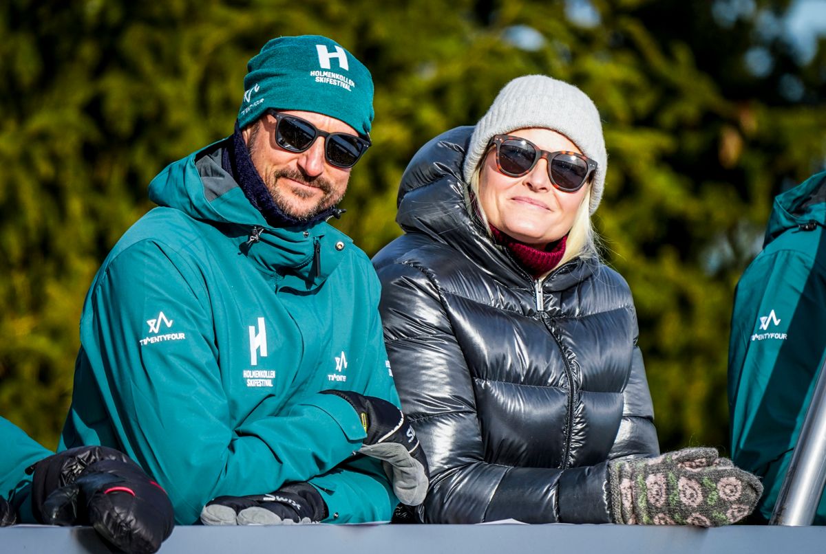 Kronprinsesse Mette-Marit og kronprins Haakon under Raw Air Verdenscup i hop for kvinder ved Holmenkollen skifestival 2023 i Oslo.