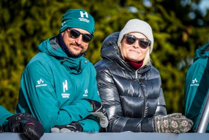Kronprinsesse Mette-Marit og kronprins Haakon under Raw Air Verdenscup i hop for kvinder ved Holmenkollen skifestival 2023 i Oslo.