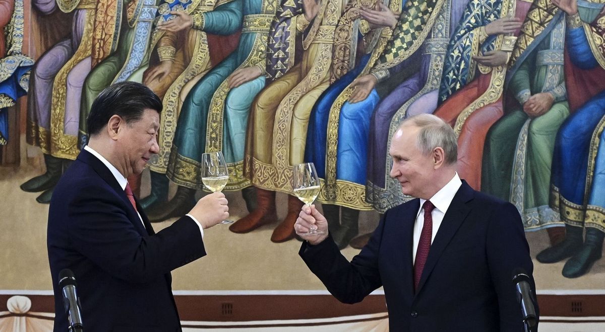 Xi Jinping og Vladimir Putin kunne skåle tirsdag, da der blev holdt middag i Facetternes Palads i Kreml i Moskva.