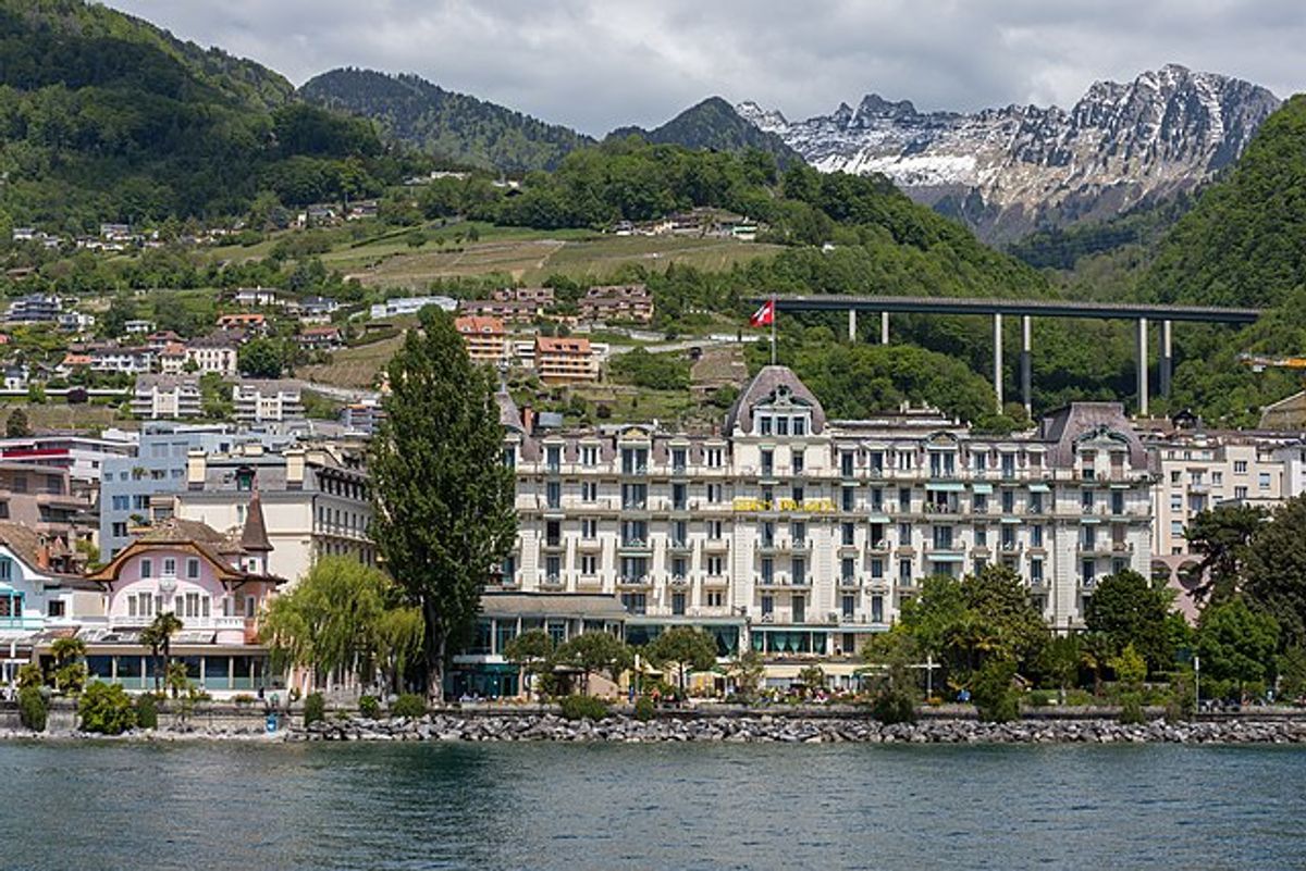 En familie var så paranoide, at de kastede sig i døden, da de så et tegn på, at de var i fare. Billedet her viser byen Montreux, hvor tragedien fandt sted.