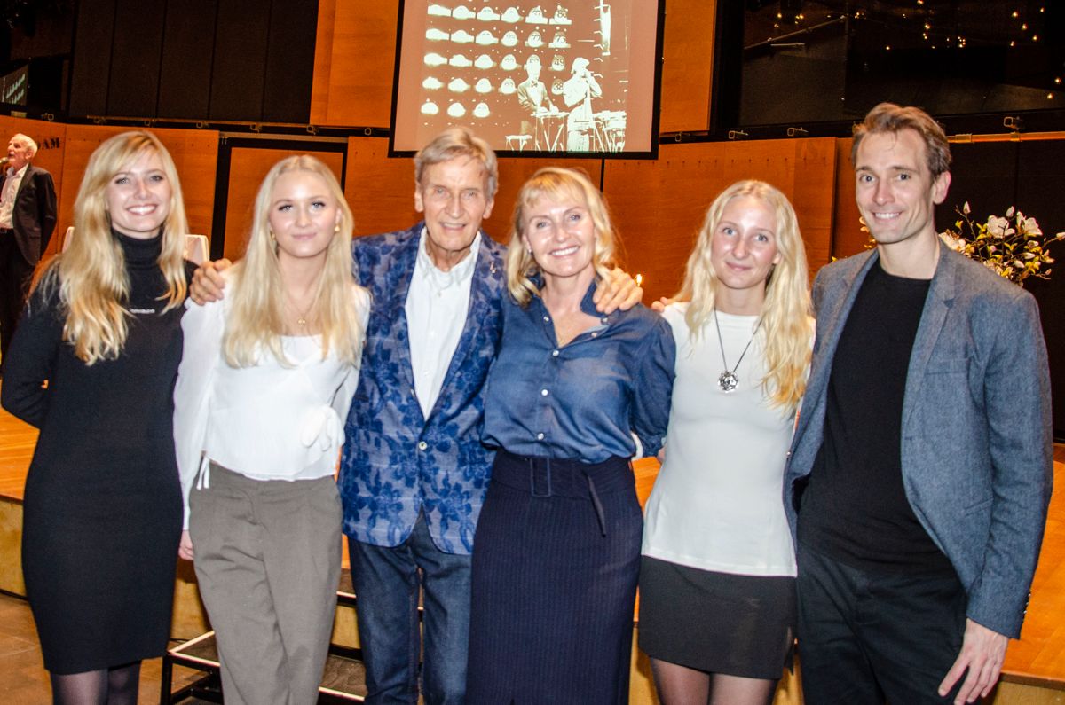 Jørgen de Mylius, 77, og fruen Inger omgivet af deres fælles børn, Claudia, 29, Rose, 22, Camill, 17 samt Oliver, 37 fra hans tidligere forhold