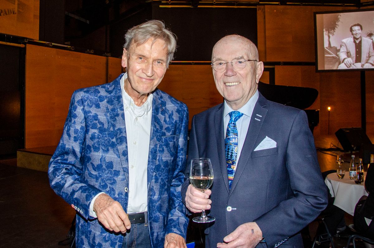 - Tak fordi, jeg må være her i dag. Tillykke, sagde Bjørn Tidmand, og bukkede for radioværten Jørgen de Mylius, som han har meget at takke for.