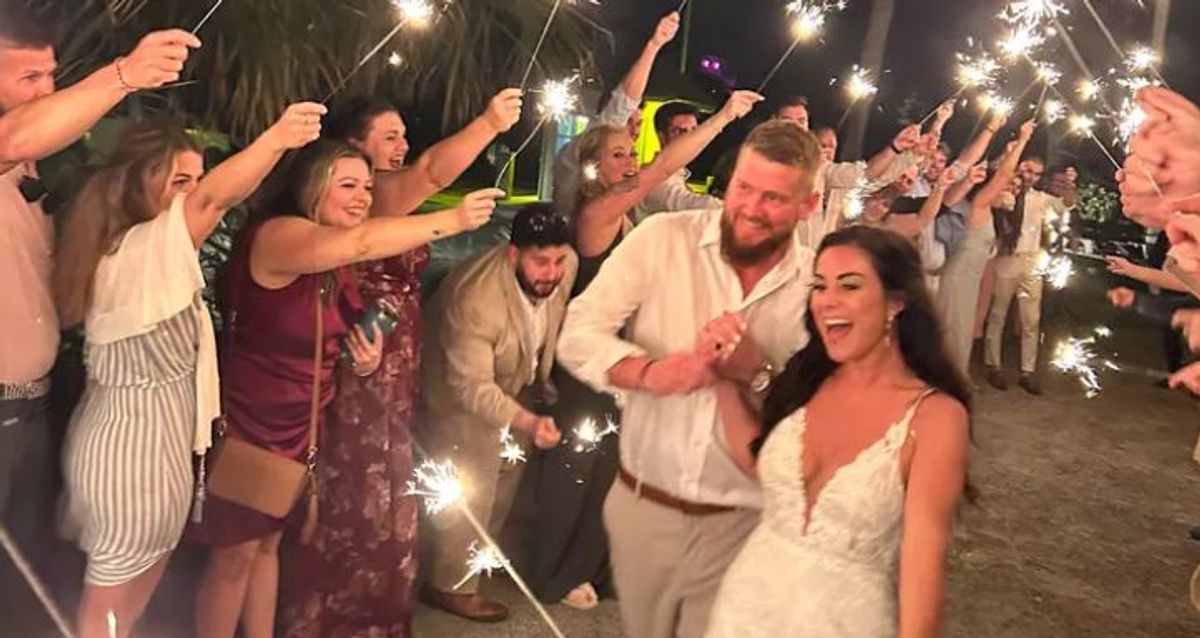 Samantha "Sam" Hutchinson og brudgommen Aric Hutchinson. De var udsat for en alvorlig ulykke, og hun er nu afgået ved døden.