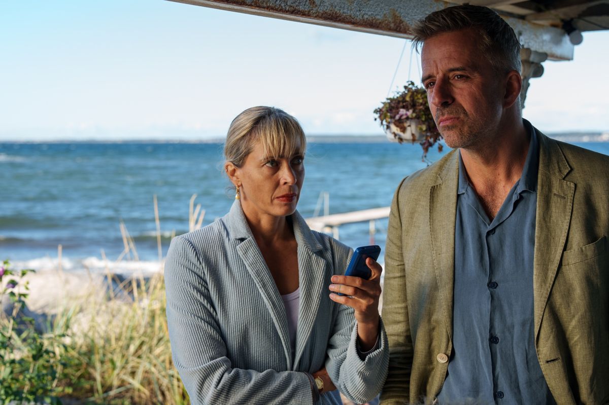 I "Sommerdahl" spiller Laura Drasbæk chefkriminalteknikeren Marianne Sommerdahl (t.v.), som danner par med politimanden Flemming Torp (t.h.).