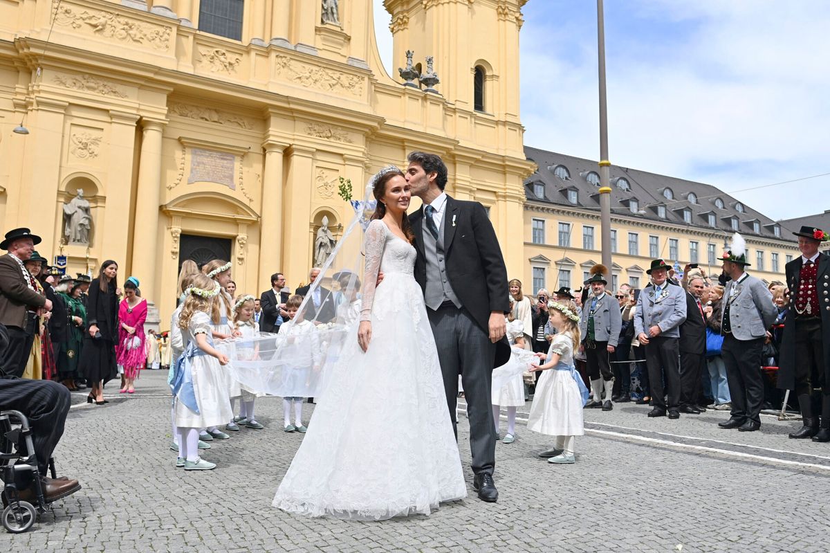 Det nygifte par ses her foran den katolske Theatiner kirke i München efter vielsen.