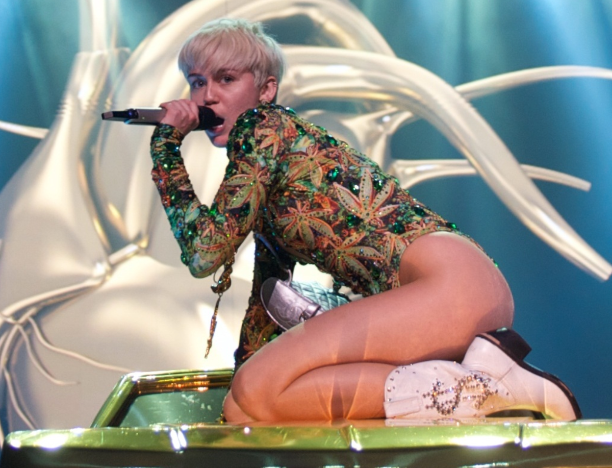- Skal jeg leve mit liv for at tilfredsstille andre og dække andres behov end mine egne, spørger Miley Cyrus.