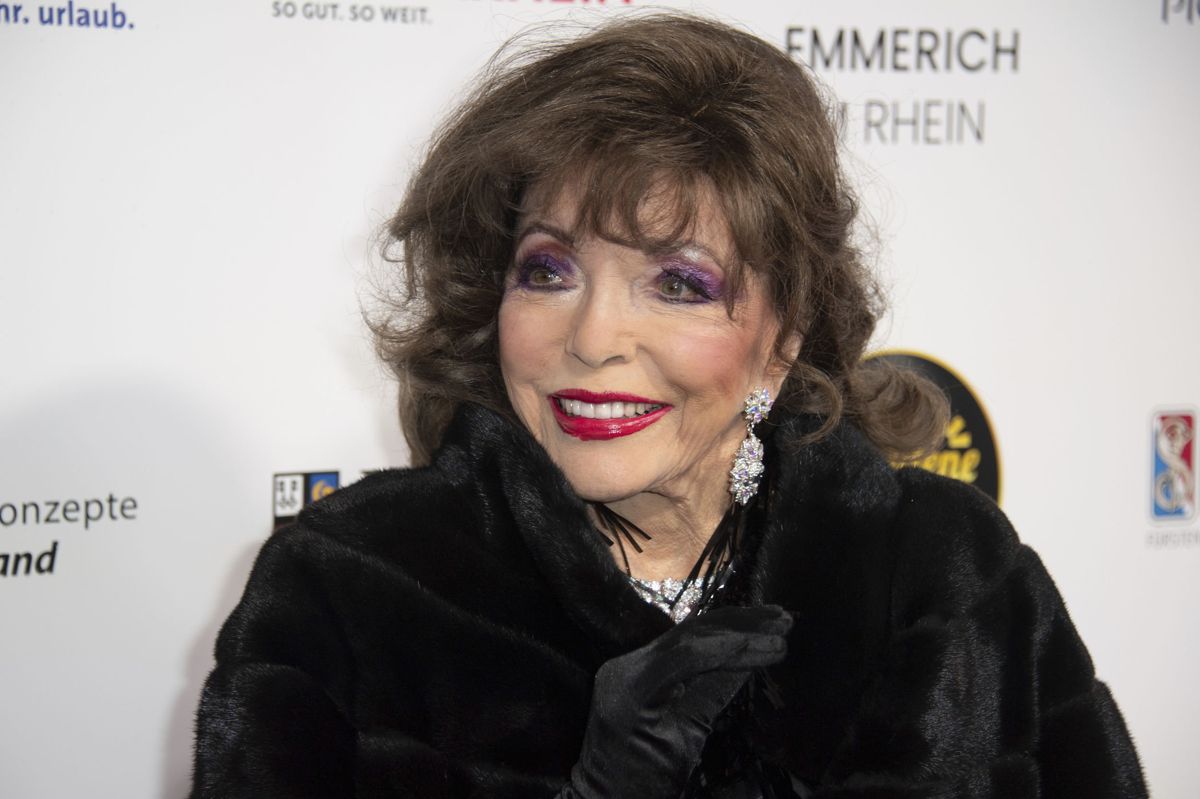 Skuespiller og forfatter Joan Collins fylder 90 år 23. maj. Her er hun i forbindelse med modtagelsen af en pris i april i år.
