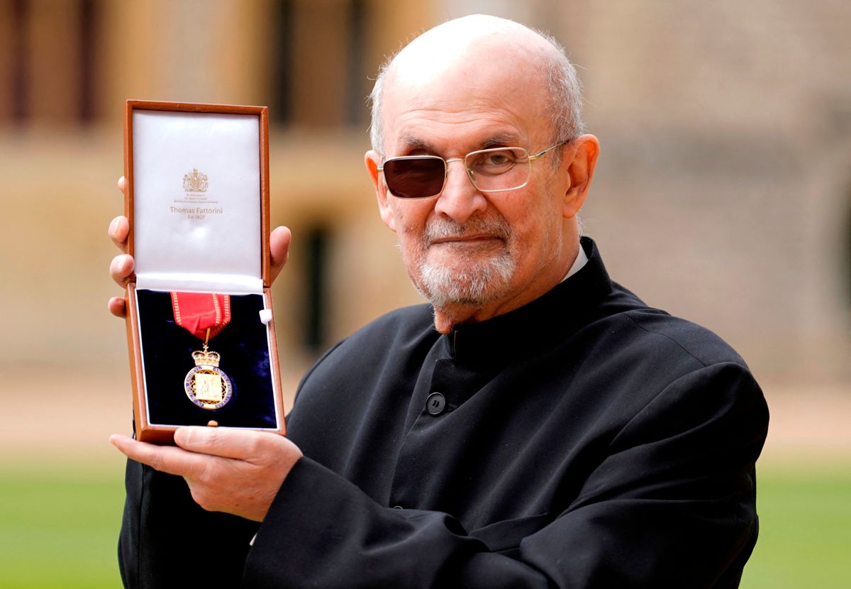 Den britiske forfatter Salman Rushdie poserer med sin orden.