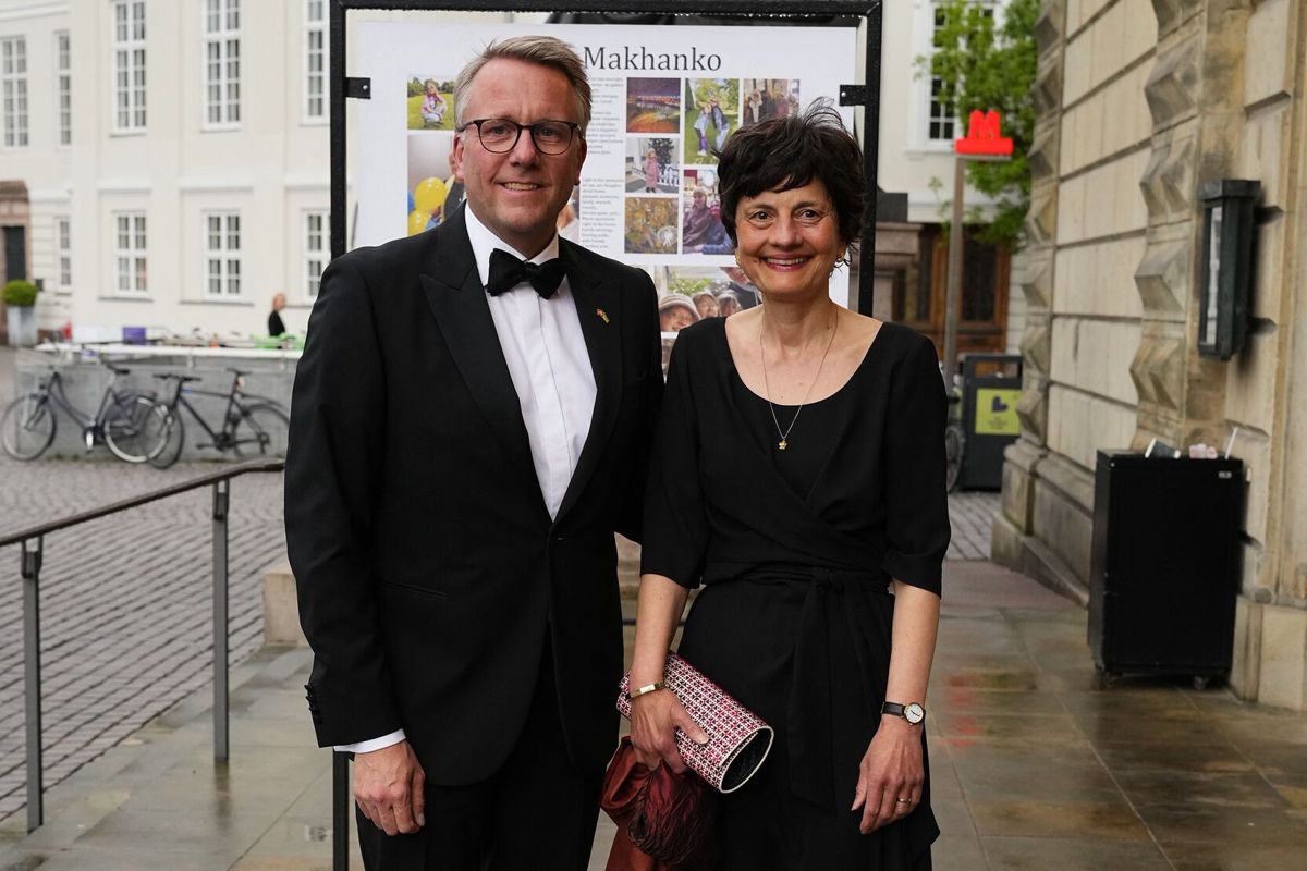 Erhvervsminister Morten Bødskov (S) er blandt deltagerne ved "ukarinsk aften". Også statsminister Mette Frederiksen (S) og udenrigsminister Lars Løkke Rasmussen (M) er til stede ved arrangementet.