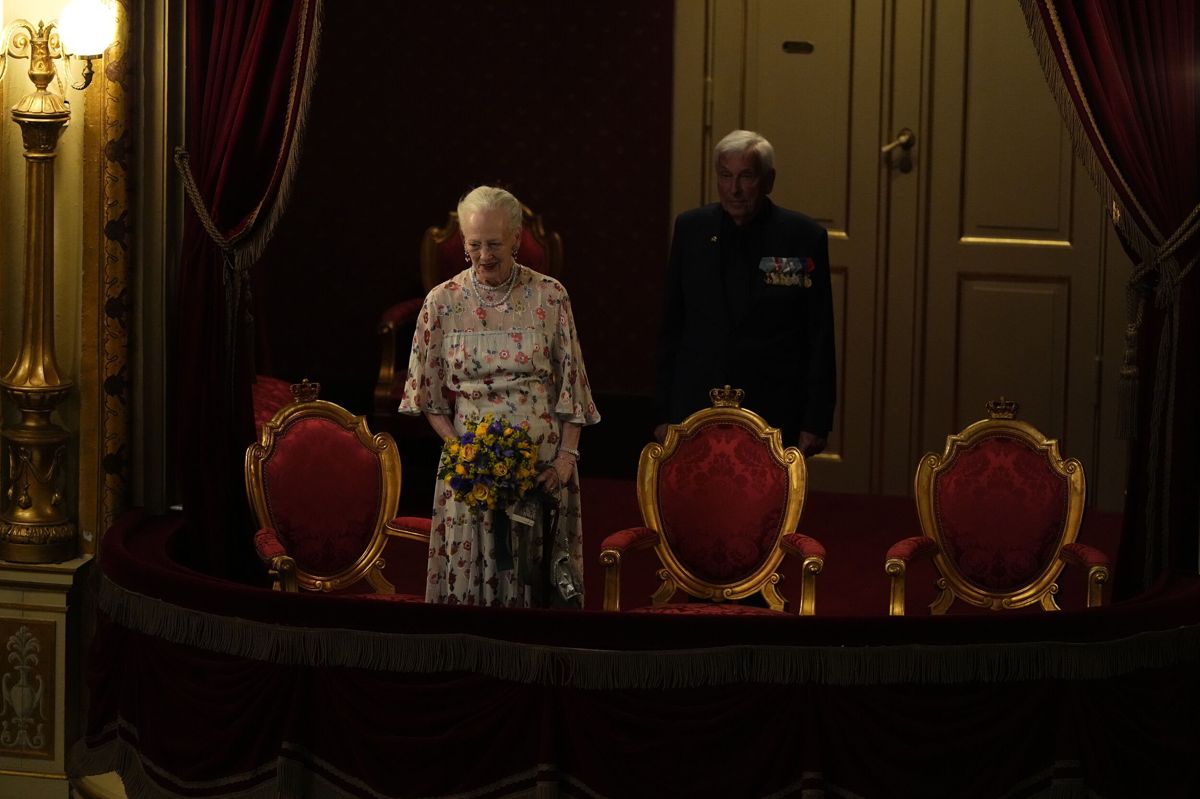 Dronning Margrethe overværer tirsdag "ukrainsk aften" i Det Kongelige Teater. Det er hendes andet officielle arrangement siden rygoperationen i februar.