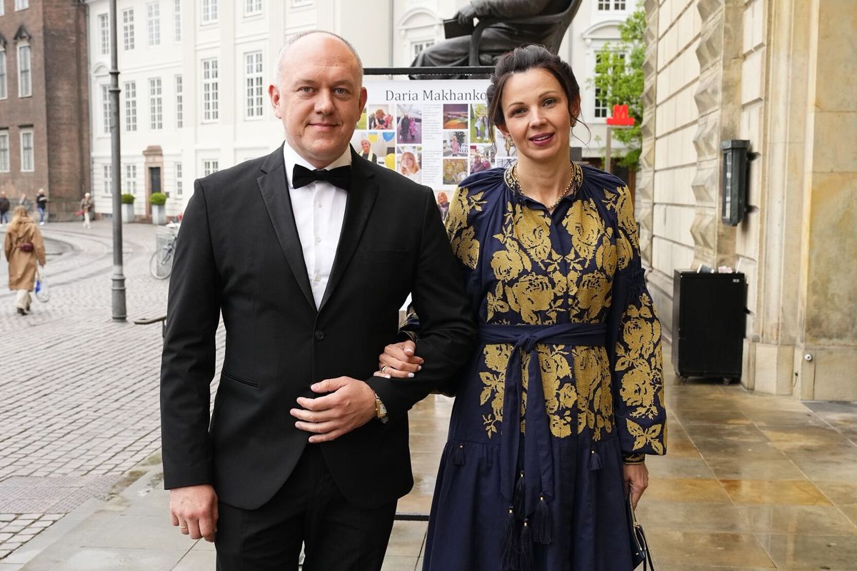 Ukraines ambassadør i Danmark, Mykhailo Vydoinik, ankommer til "ukrainsk aften" på Det Kongelige Teater i København.