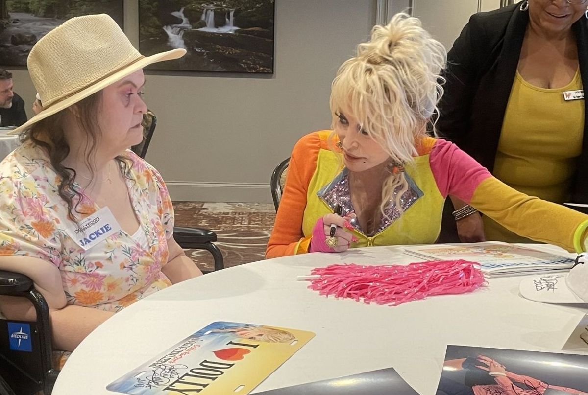 Dolly Parton får en snak med sin superfan Jackie Carroll.
