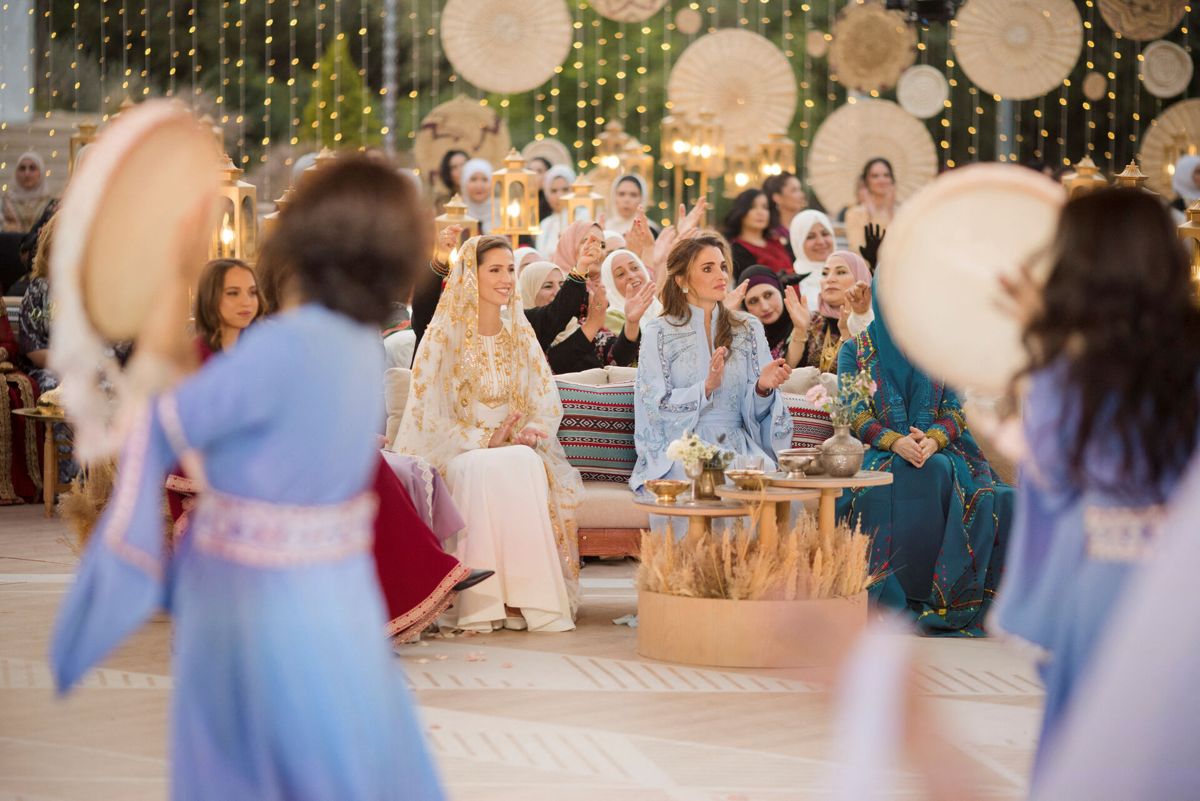 Dronning Rania og hendes kommende svigerdatter i nærmest eventyrlige omgivelser under festen, der bød på både dans og musik fra lokale kunstnere.
