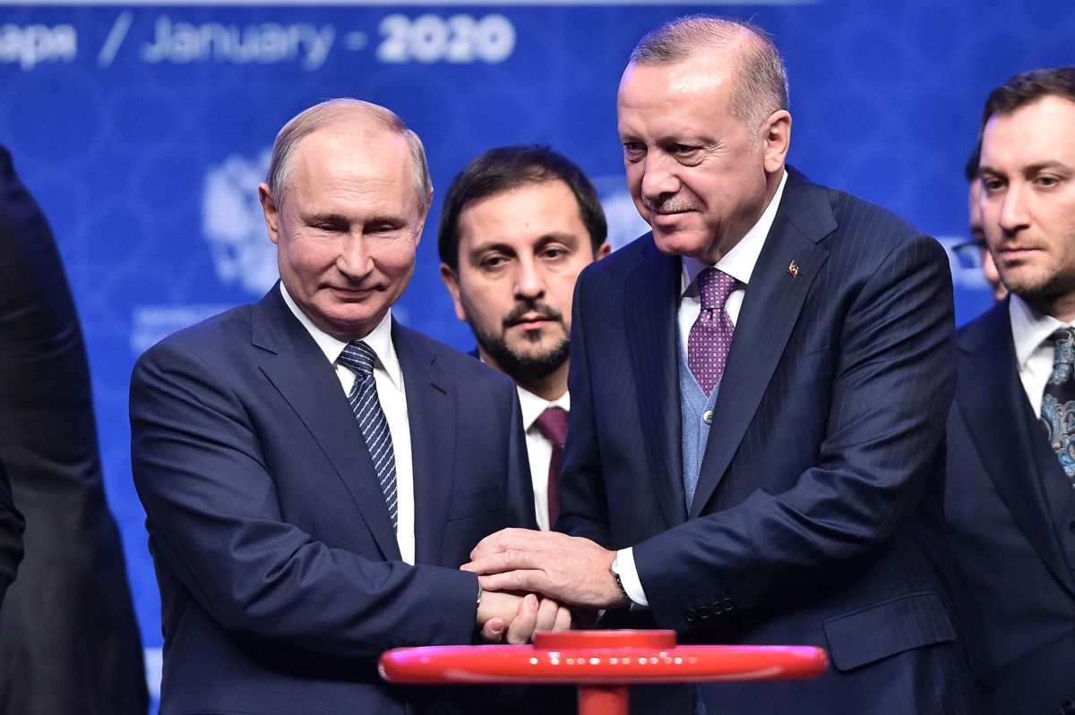 Ruslands præsident, Vladimir Putin, og Tyrkiets præsident, Recep Tayyip Erdogan, deltog i 2020 i indvielsen af gasledningen TurkStream. Nu siger Rusland, at ukrainske speedbåde har forsøgt at angribe et russisk krigsskib, der beskytter TurkStream.