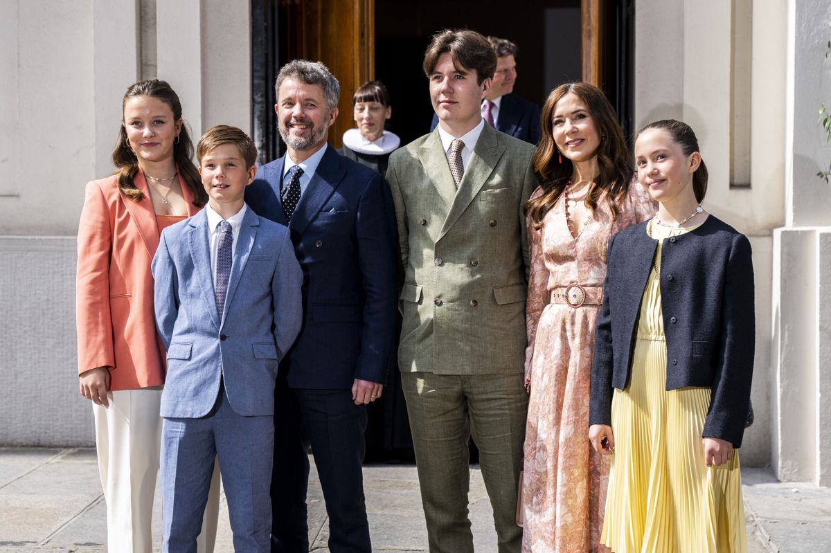 Kronprins Frederik og kronprinsesse Mary deltog i grev Henriks konfirmation i Paris den 18. maj sammen med deres fire børn, prinsesse Isabella, prins Vincent, prins Christian og prinsesse Josephine. Grev Henrik er søn af kronprins Frederiks bror, prins Joachim. (Arkivfoto).