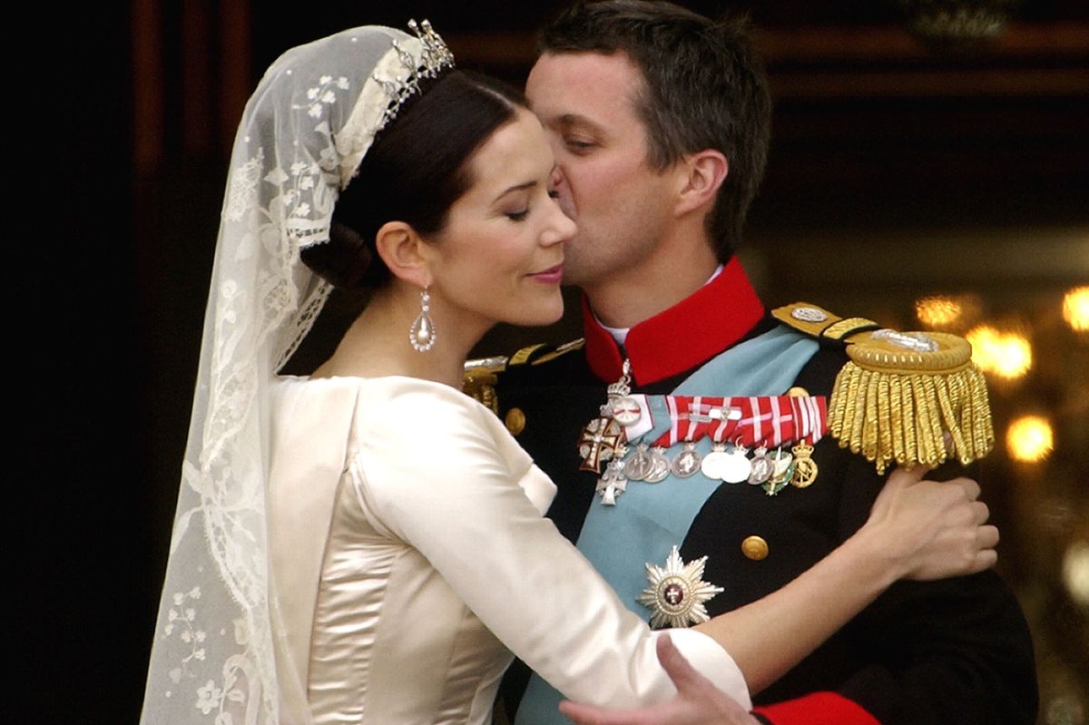 Kronprins Frederik og kronprinsesse Mary kysser hinanden på balkonen på Amalienborg Slot, efter at de er blevet viet i Vor Frue Kirke fredag den 14. maj 2004. (Arkivfoto).