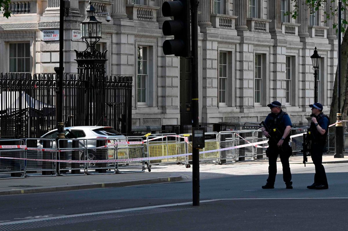 Betjente bevogter en bil, der tidligere torsdag bragede gennem porten til premierminister Rishi Sunaks embedsbolig i Downing Street 10.