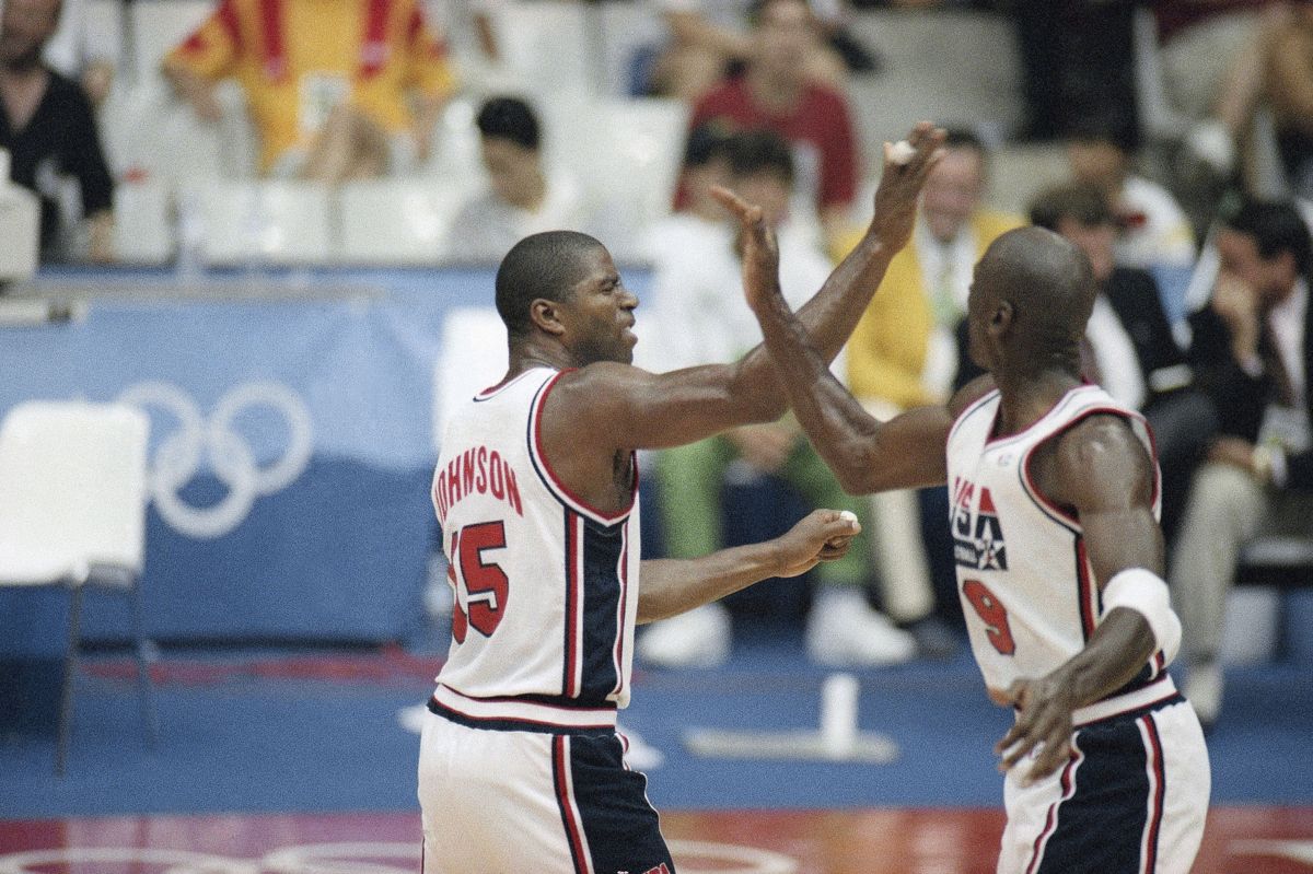 Magic Johnson og Michael Jordan (til højre) jubler i forbindelse med USA's første kamp ved OL i 1992 mod Angola. En trøje fra semifinalen mod Litauen er torsdag blevet solgt for 20 millioner kroner.