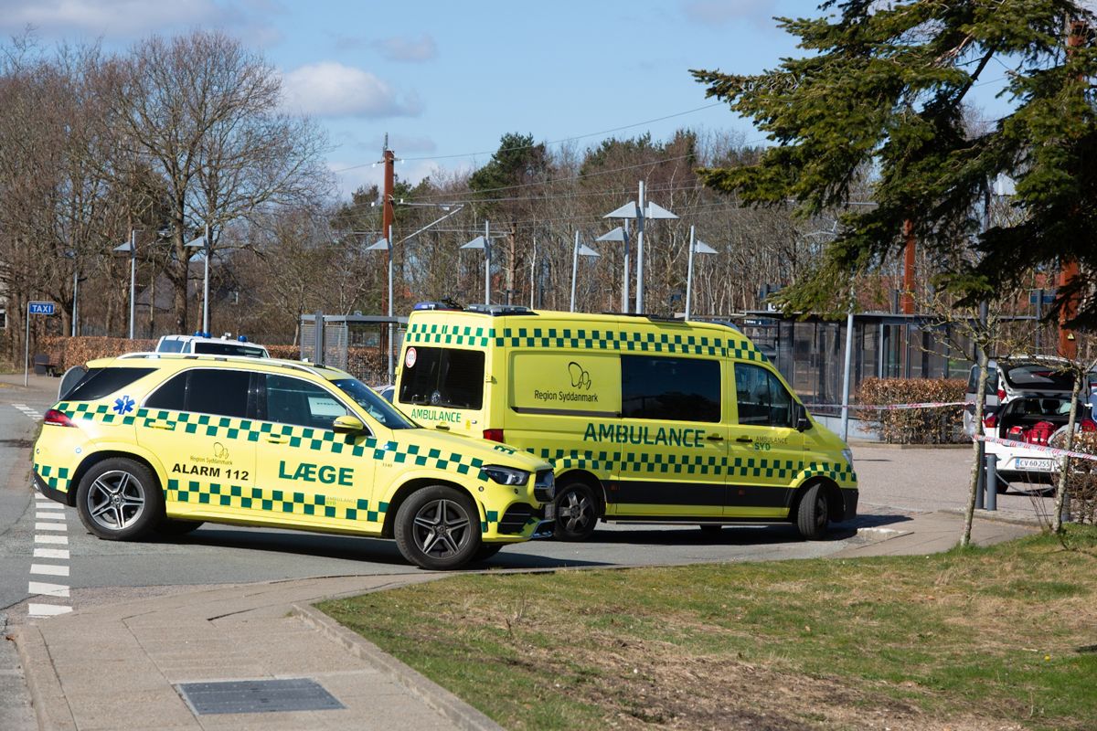 Både en akutbil og en ambulance blev sendt til den hårdt kvæstede cyklist. (Arkivfoto)