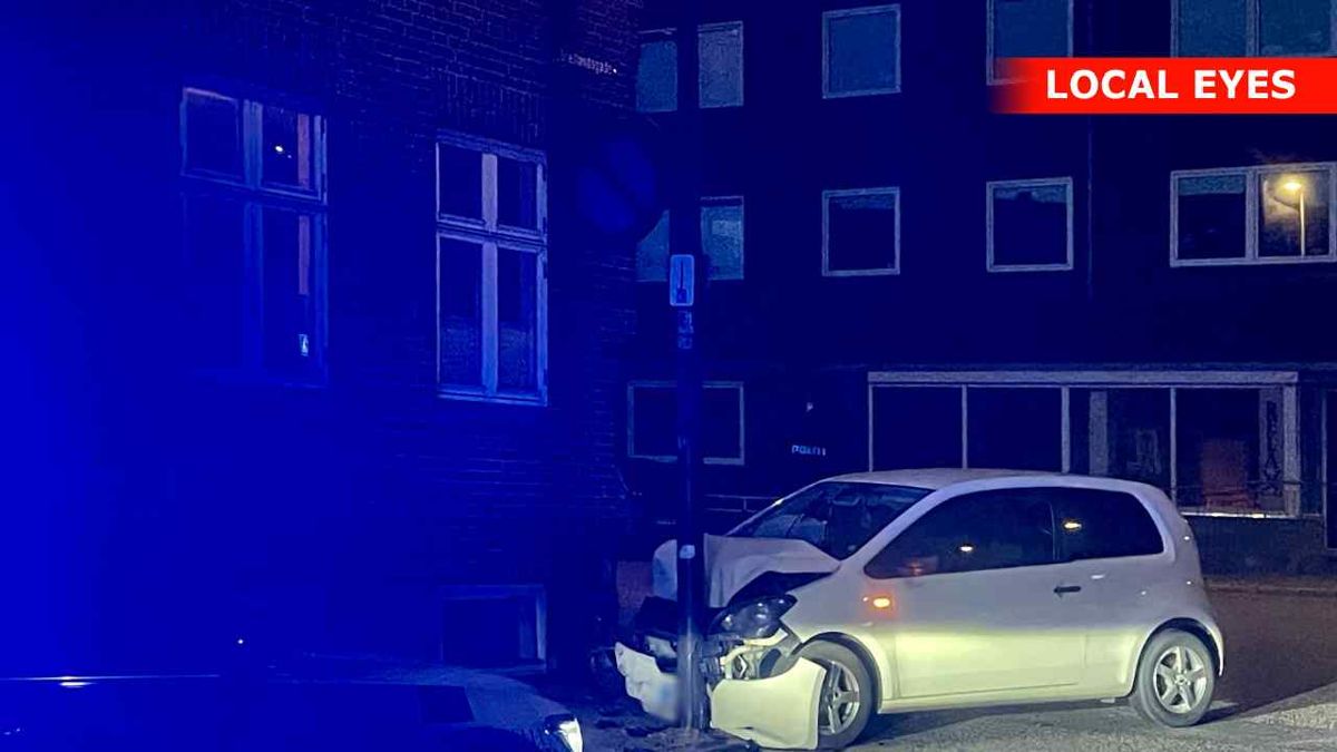 To biler endte med at køre sammen i et vejkryds torsdag aften.