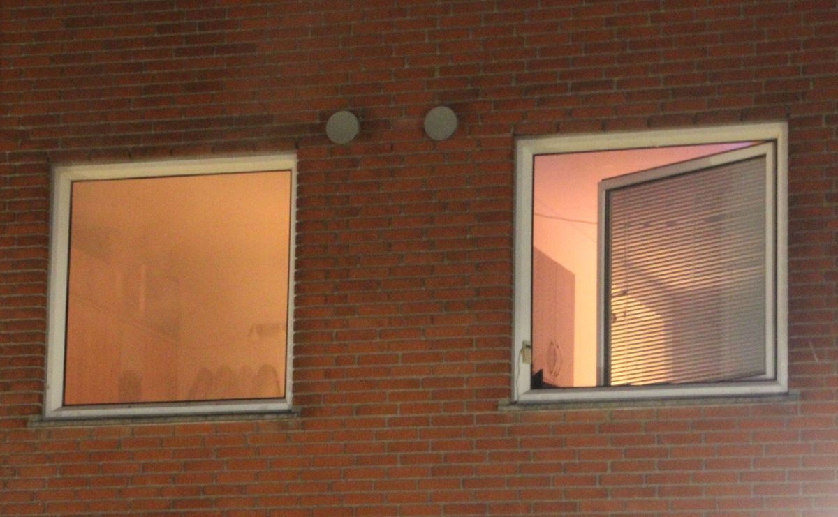 Den ældre beboer blev reddet ud af den brændende lejlighed.