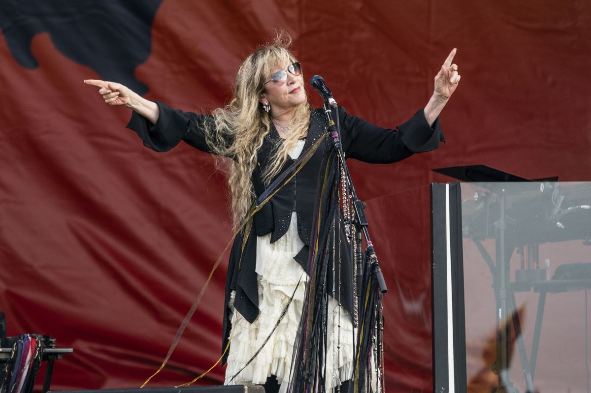 Stevie Nicks har flere gange optrådt i Danmark med rockbandet Fleetwood Mac. Senest var i 2013 i Jyske Bank Boxen i Herning. På billedet ses hun optræde til en jazzfestival i New Orleans i maj 2022.